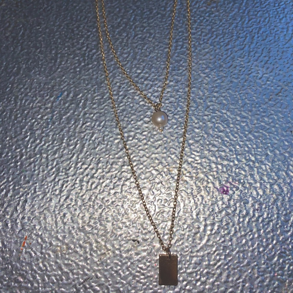 Gold pearl necklace